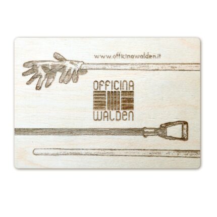 Fronte carta in legno con incisione laser: logo e disegno