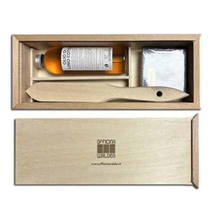 Scatola in legno con bottiglietta di olio di lino cotto, spazzola in metallo con manico in legno e cote