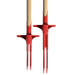 Forca a 2 denti per estrazione radici con ali laterali per affondo, completa di bastone. Due lunghezze di denti